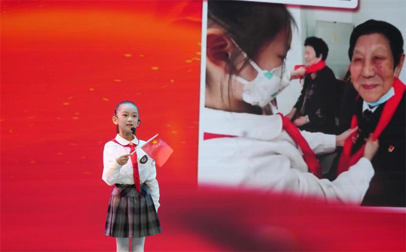 长春街小学李婧宁讲述抗美援朝老英雄的故事。何晓刚摄 长春街小学李婧宁讲述抗美援朝老英雄的故事。何晓刚摄
